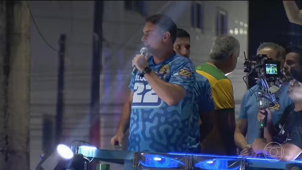 Flávio Bolsonaro diz que 'ministros do Lula' no STF 'trabalharam forte para blindar Moraes' (veja vídeo)