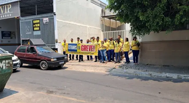 Greve dos Correios: funcionários fazem protesto em frente a agência no Centro de Juazeiro do Norte