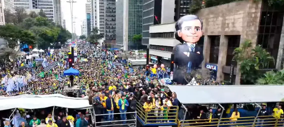 Mendonça ganha boneco gigante em ato do 7/9 da direita na Avenida Paulista