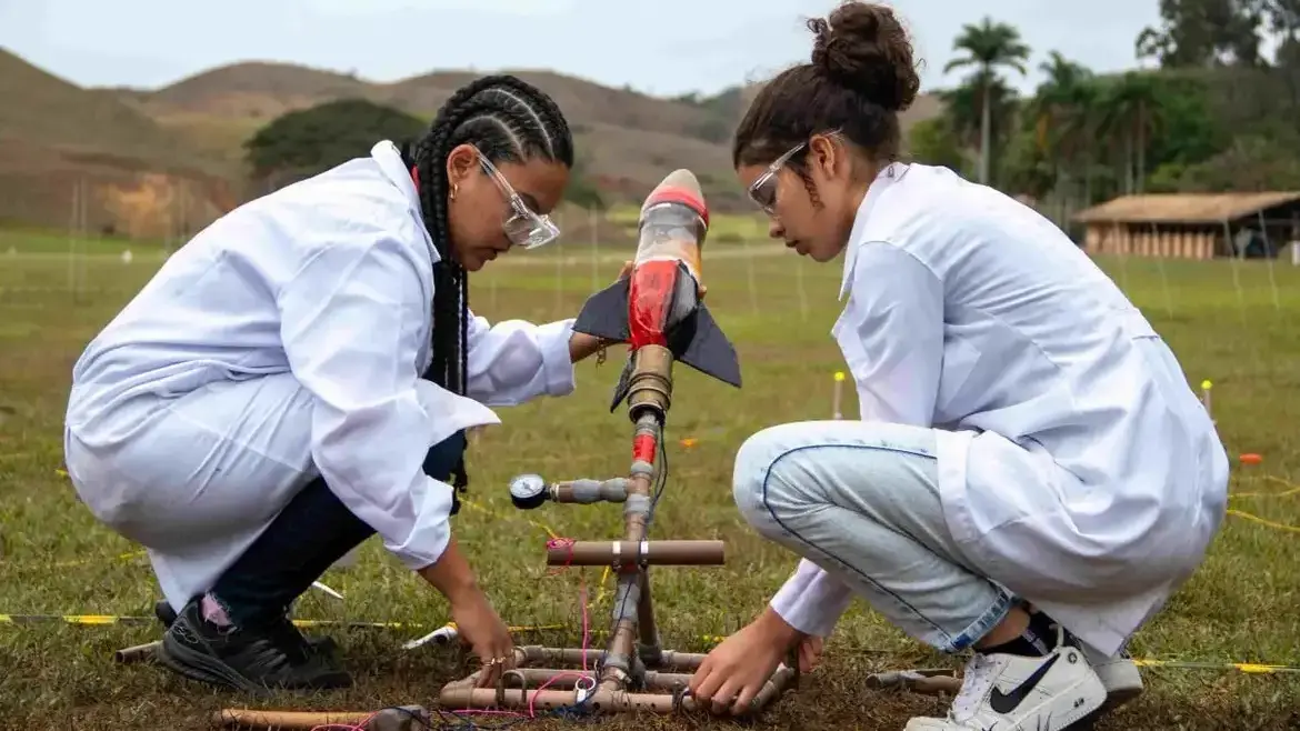 Negligência: Prefeitura de Fortaleza não paga inscrição e deixa 25 estudantes fora de olimpíada de foguetes