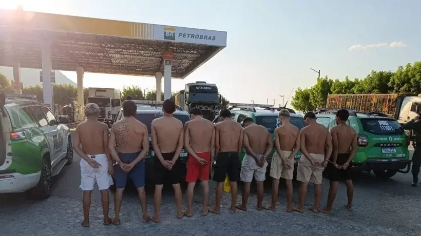 Operação policial prende nove homens e apreende drogas em Irauçuba