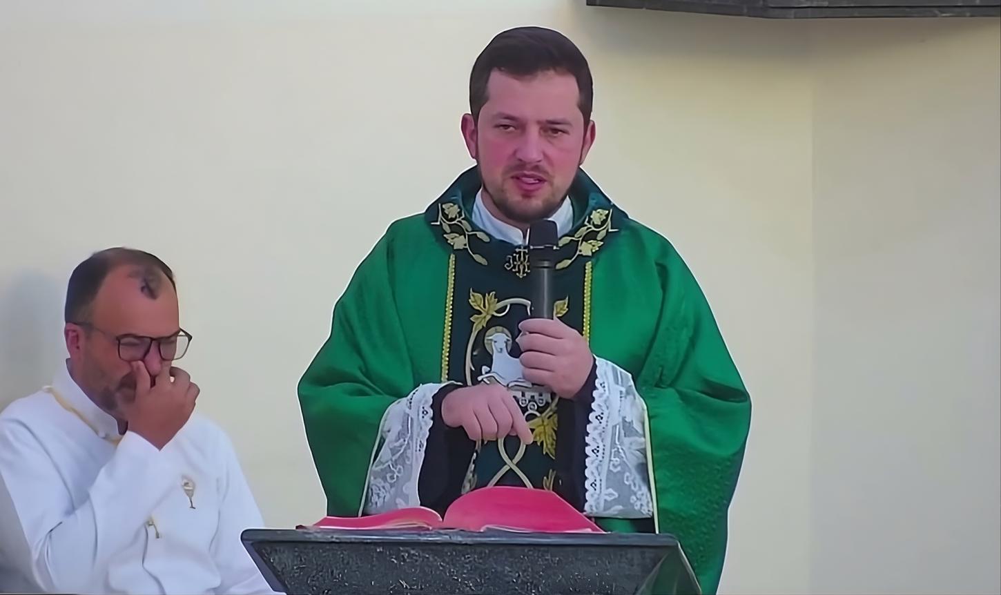 Padre critica 