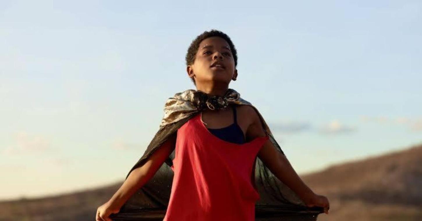 "Feito Pipa" conta a história de Gugu, um garoto de 11 anos apaixonado por futebol e criado pela avó, Dilma, uma professora aposentada que dá a ele liberdade e afeto.