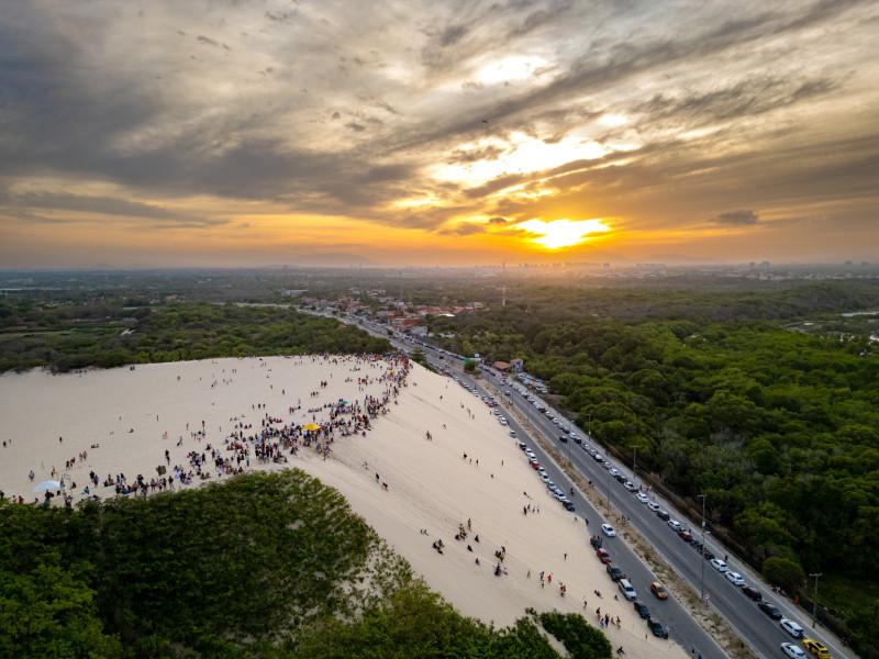 FORTALEZA, CE, BRASIL, 03-01-2026: Dunas da Sabiaguaba vista aérea de drone, Há a percepção de que a duna da Sabiaguaba está diminuindo, varias pessoas subindo e descendo a dunas da Sabiaguaba.