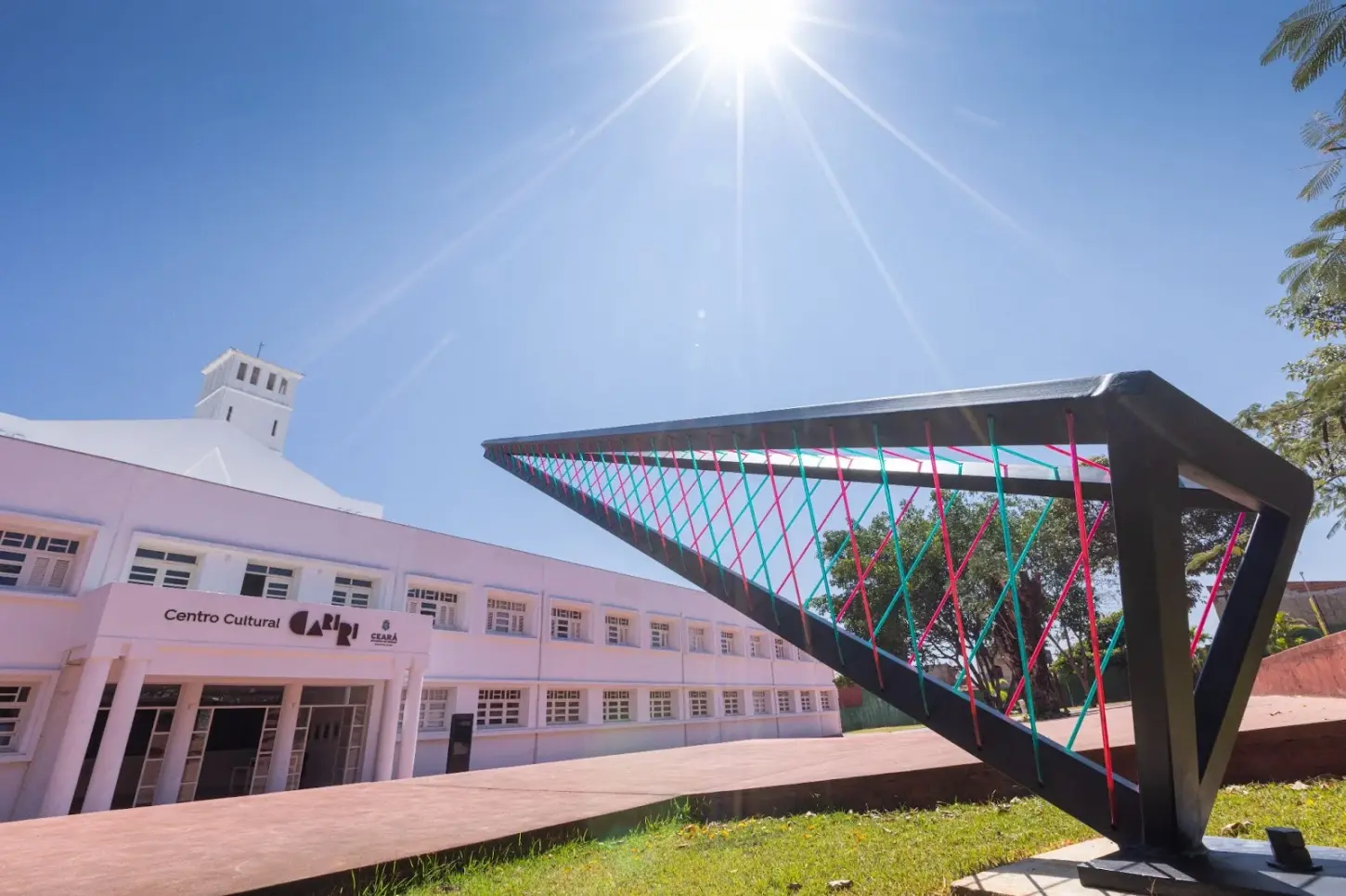 Entre os destaques estão espetáculos da XVI Semana Dança Cariri, shows, oficinas, contações de histórias e atividades educativas voltadas para diferentes públicos.