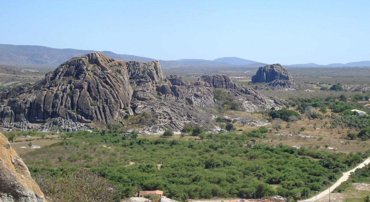 O conjunto rochoso é conhecido como Monumento Natural dos Monólitos de Quixadá