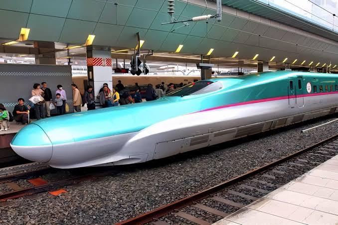 8 horas no trem-bala mais rápido do Japão: primeira classe absoluta do Shinkansen Hayabusa, 320 km/h, túnel submarino Seikan e neve em Hokkaido até Niseko em uma jornada surreal inesquecível