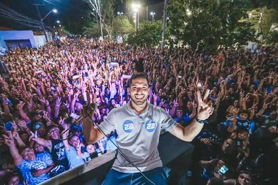 Fernandes angariou uma votação histórica e massiva na capital. Ao transferir formalmente essa base de apoio e engajamento digital para Ciro, ele deu ao tucano a musculatura necessária para liderar as pesquisas na Região Metropolitana.