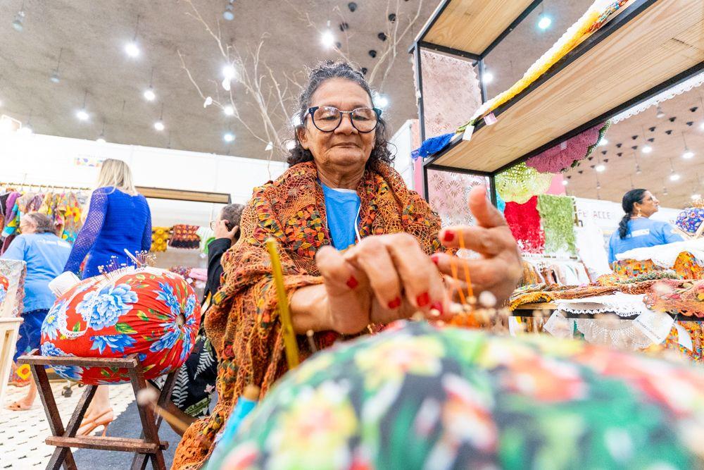 Sob o tema “Cultura que transforma”, o festival transformou os pavilhões em uma verdadeira vitrine da pluralidade brasileira, integrando arte feita à mão, gastronomia regional, rodadas de negócios e uma programação musical diversa.
