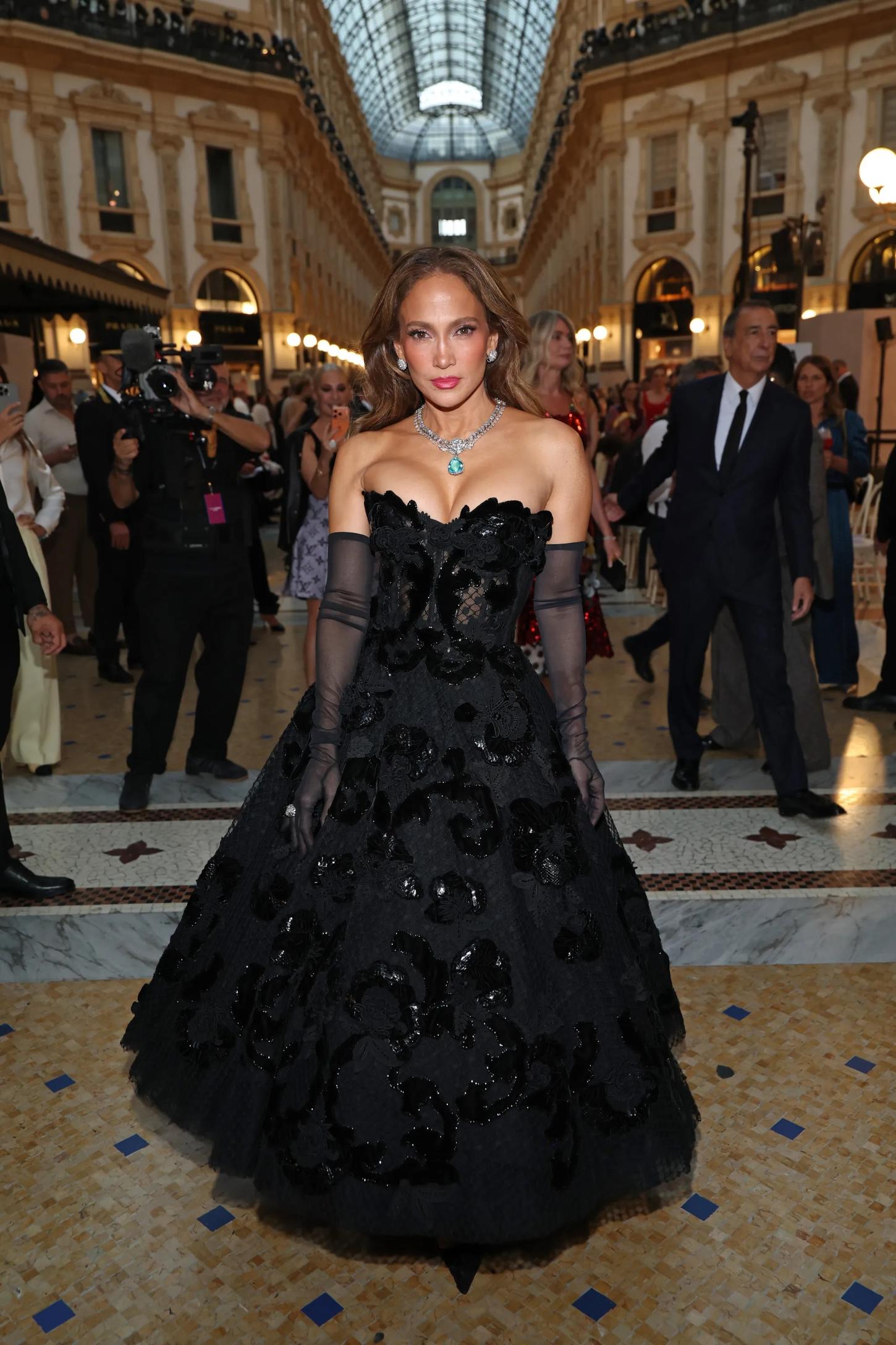 Entre as celebridades que desfilaram ou estiveram na primeira fila destacaram-se Jennifer Lopez, Cardi B, J Balvin, Machine Gun Kelly (que causou polêmica ao cruzar a passarela de macacão neon e fumando) e a atriz Dakota Johnson.