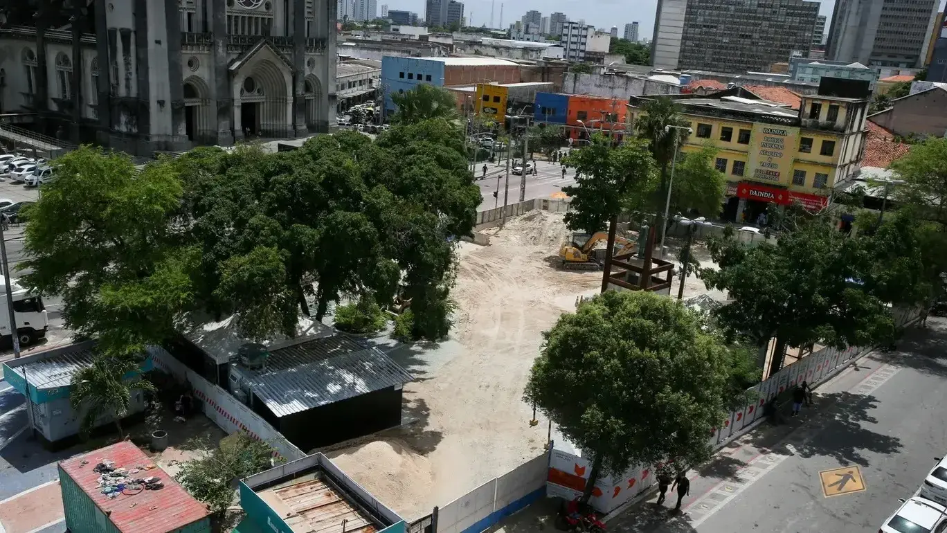 Após 12 anos de interdição em razão das obras da Linha Leste do Metrô de Fortaleza, a Avenida Santos Dumont, em Fortaleza, será liberada totalmente nesta sexta-feira (25), segundo anunciou a Secretaria da Infraestrutura do Ceará (Seinfra).