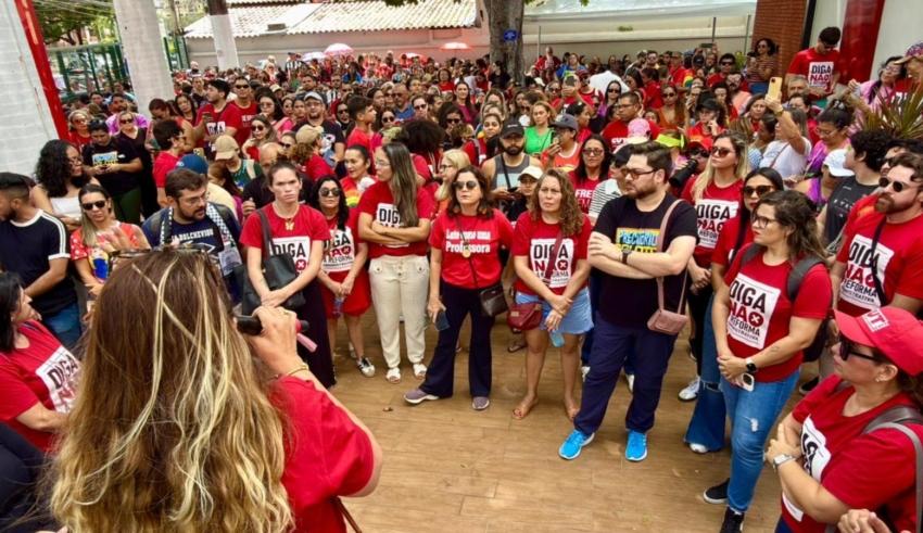 Professores paralisam atividades nesta quarta (16), e pressionam Prefeitura de Fortaleza por respostas