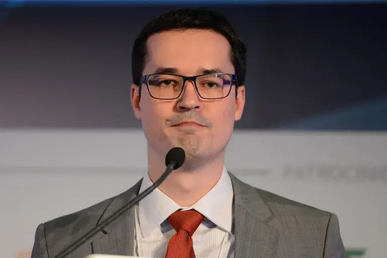 TSE suspende campanha de Deltan Dallagnol ao Senado e bloqueia recursos públicos