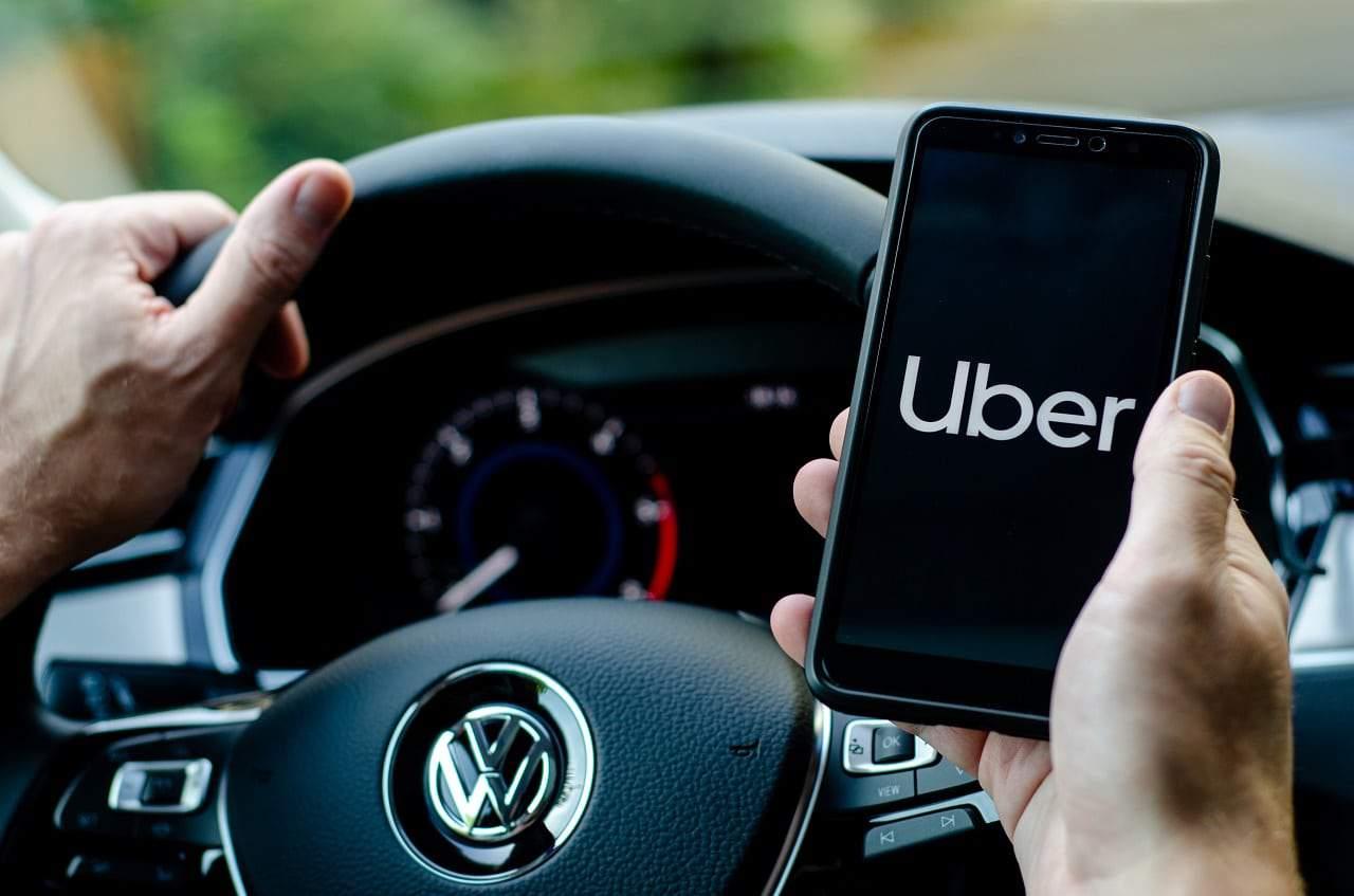 Uber é condenada a pagar R$ 7 mil de indenização a passageiro que esqueceu celular dentro de carro, em Fortaleza