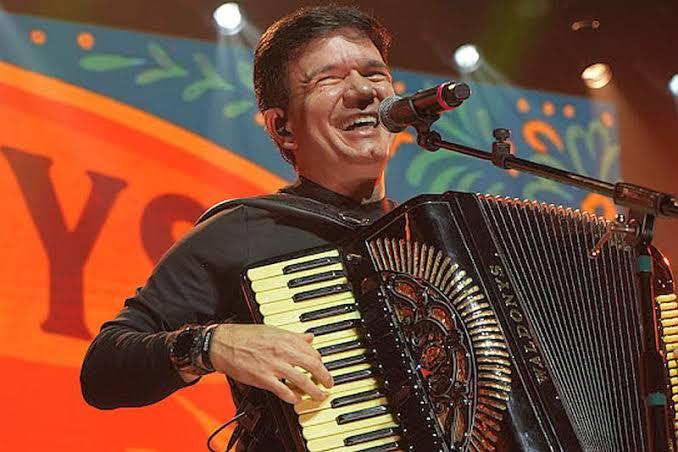 Waldonys celebra aniversário no palco com o espetáculo “Verso do Universo” em Fortaleza