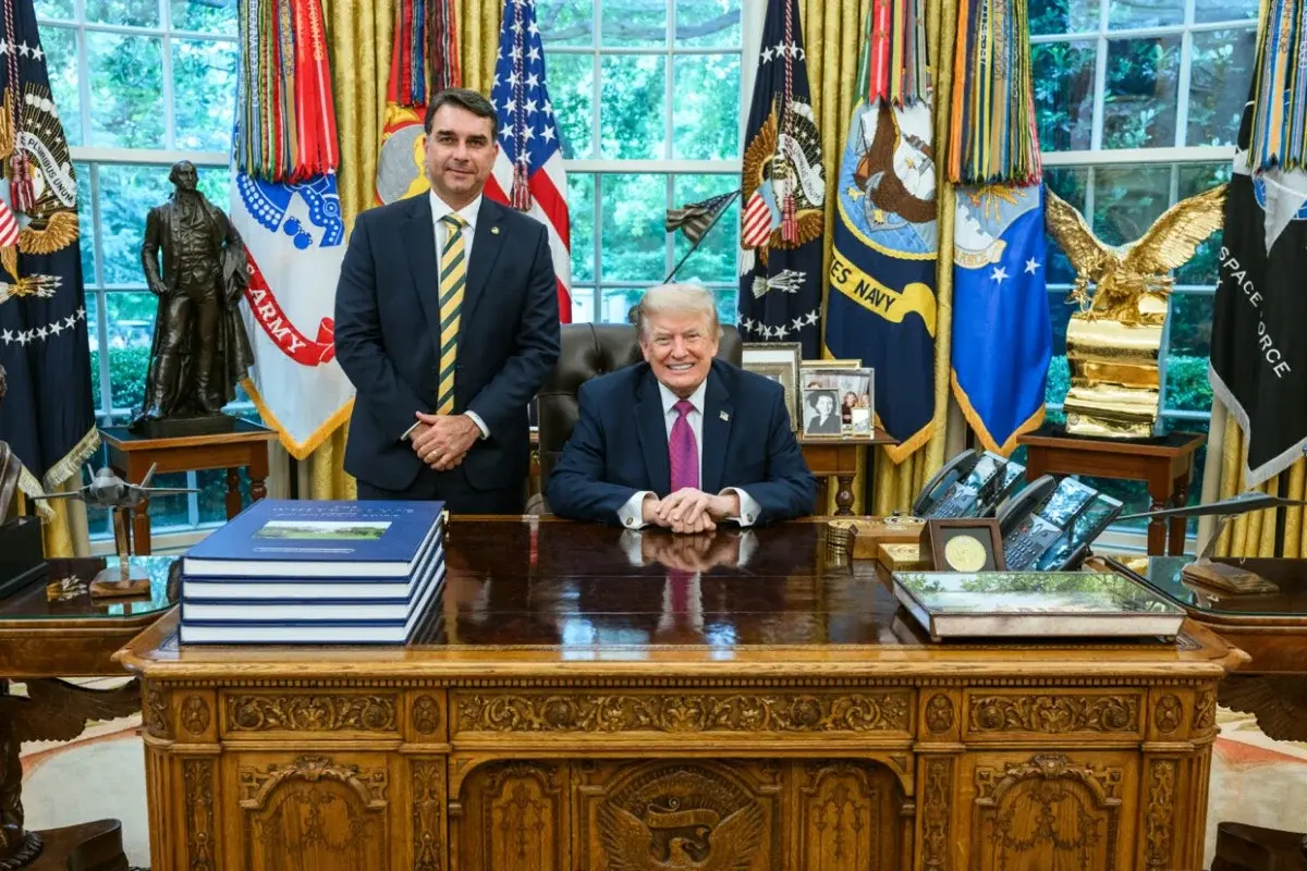 Aliado de Trump diz que EUA autorizou asilo político a Flávio Bolsonaro