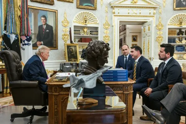 Aliado de Trump diz que Flávio Bolsonaro chegou aos EUA 