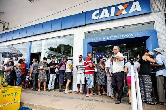 Antecipação do Bolsa Família unifica saques e provoca longas filas na Caixa Econômica nesta quarta (21)