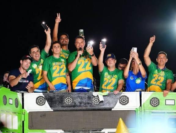 Ao lado de Nikolas, Flávio reúne multidão em Minas Gerais; veja o vídeo