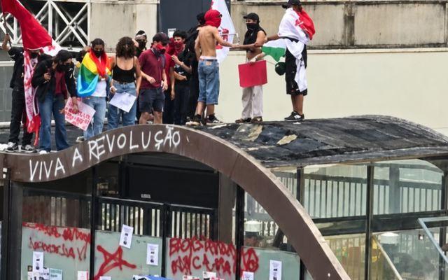 Apoiadores de Lula depredam estações de metrô na Paulista