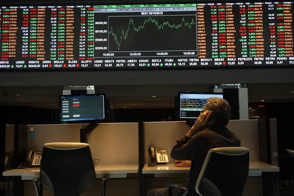 Após reeleição de Lula, Bolsa cai, aciona circuit breaker e pausa pregão