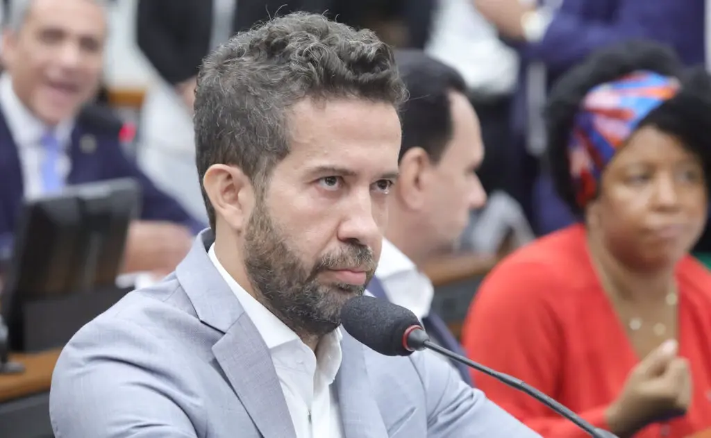 Campanha de Lula confirma que Janones não irá a debate da Globo