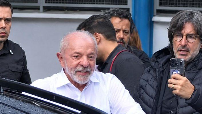 Candidato à reeleição, Lula vota em SP, acompanhado de aliados de primeiro escalão