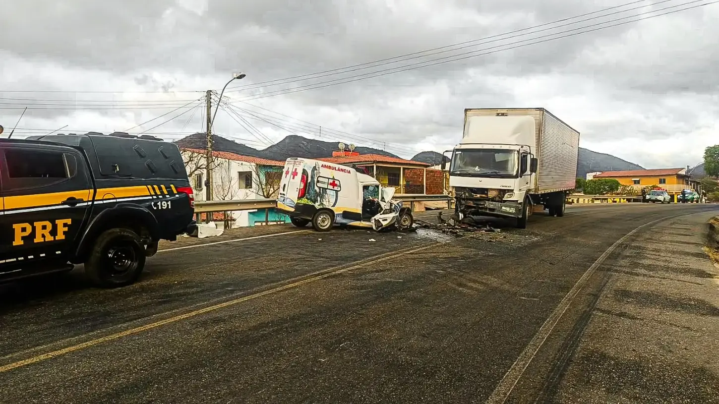 Colisão frontal entre caminhão e ambulância deixa idosa morta e três feridos em Itapajé