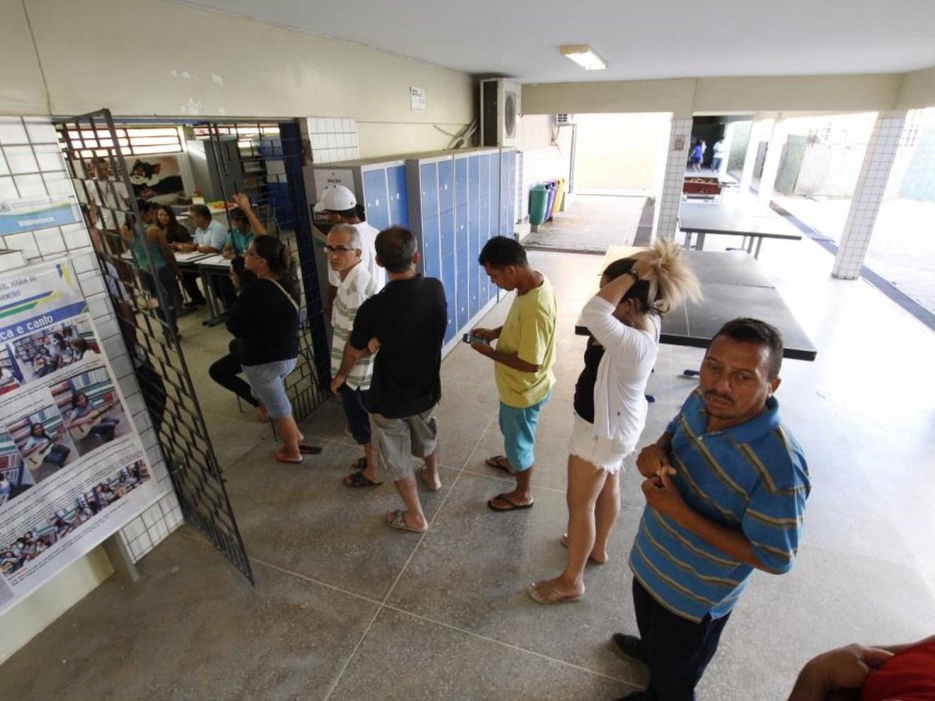 Com filas desde cedo, eleitores de Fortaleza movimentam seções no 1º turno das Eleições 2026