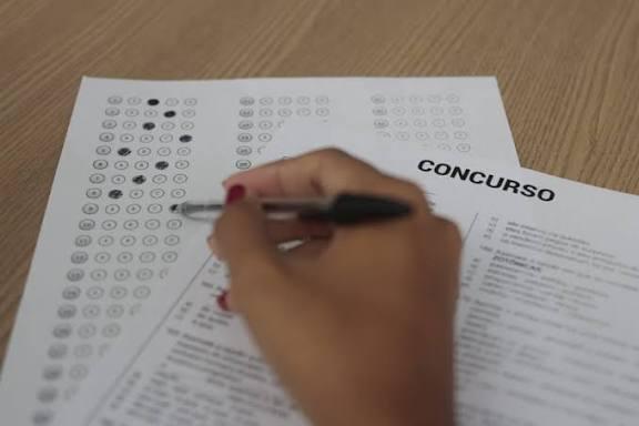 Confira os editais dos concursos e processos seletivos disponíveis no Cariri; salários chegam a R$ 7 mil