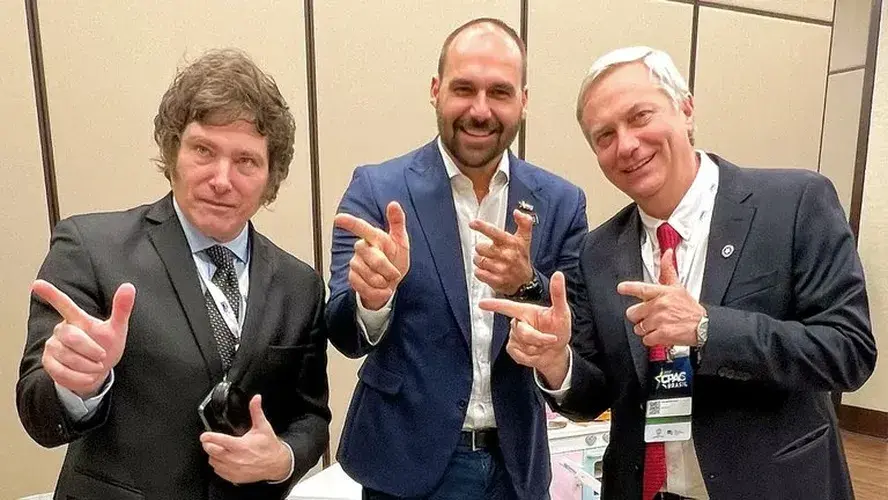 Eduardo Bolsonaro e Milei são convidados para mesmo evento nos EUA nesta quarta (14)