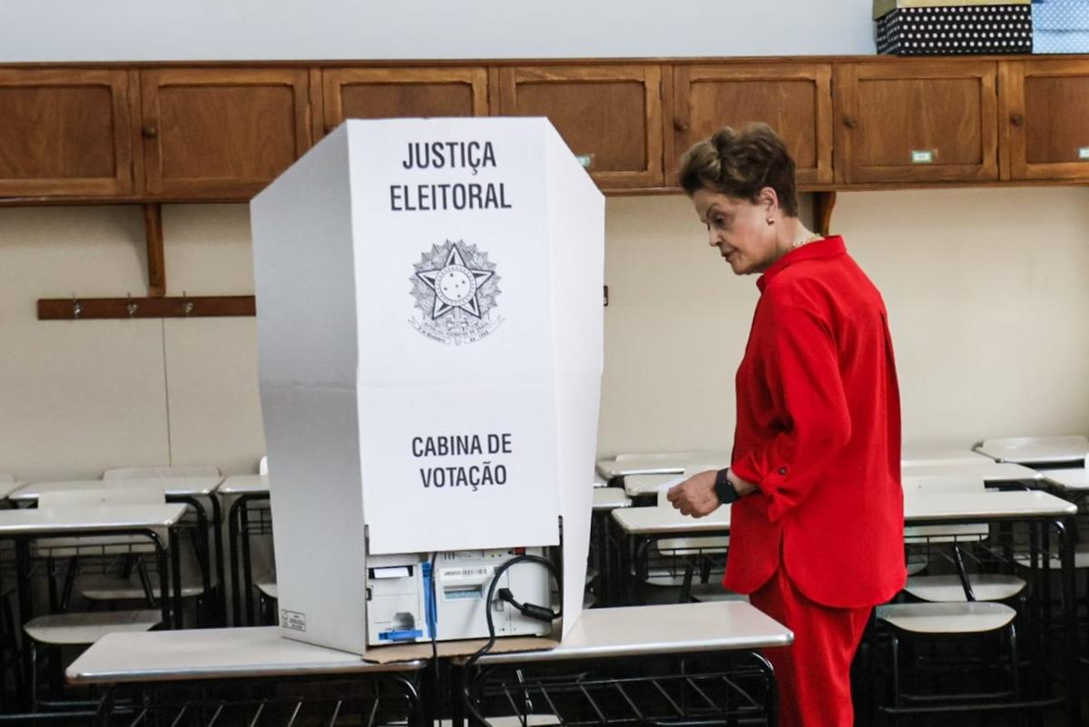 Em BH, Dilma enfrenta vaias e ofensas pessoais após receber apoio na chegada da votação; veja o vídeo