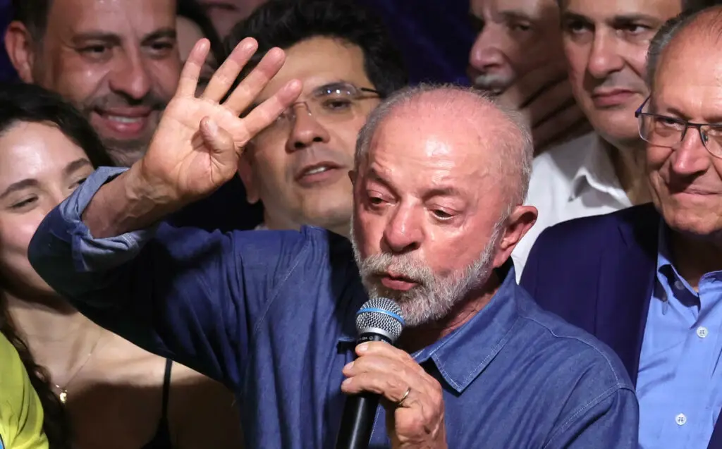 Em discurso após ser eleito, Lula fala em regular as redes sociais