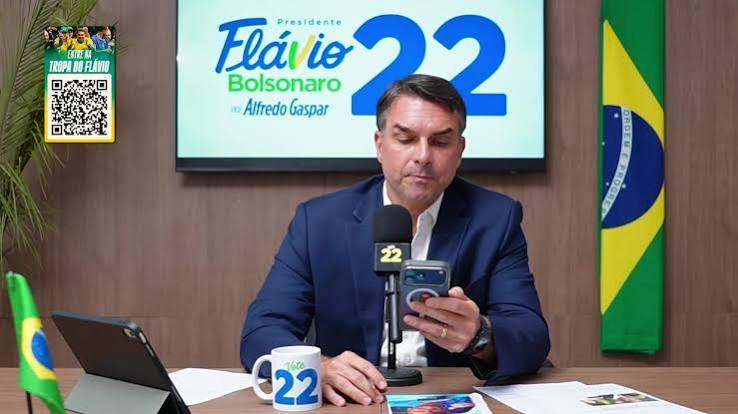 Flávio aciona TSE e pede restrições contra 48 perfis, incluindo deputados e Mídia Ninja