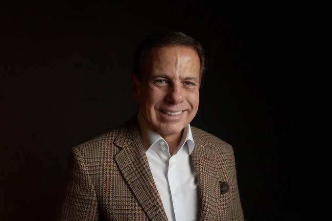 Flávio Bolsonaro aceita convite de João Doria e participará de almoço com 400 empresários em São Paulo