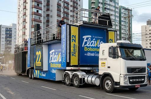 Flávio Bolsonaro, ACM Neto e Nikolas Ferreira se unem em mega comício com trio elétrico no Farol da Barra, em Salvador
