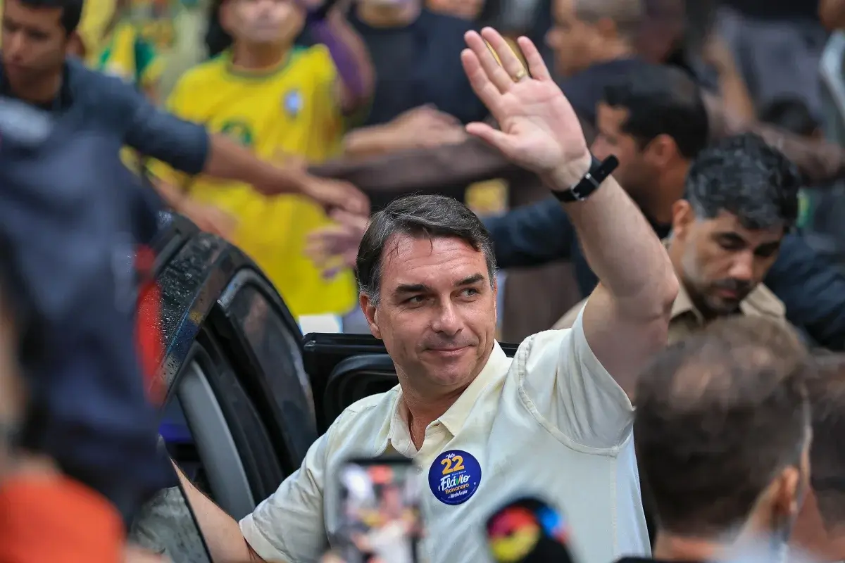 Flávio Bolsonaro diz que foi intimado pela PF a entregar passaporte