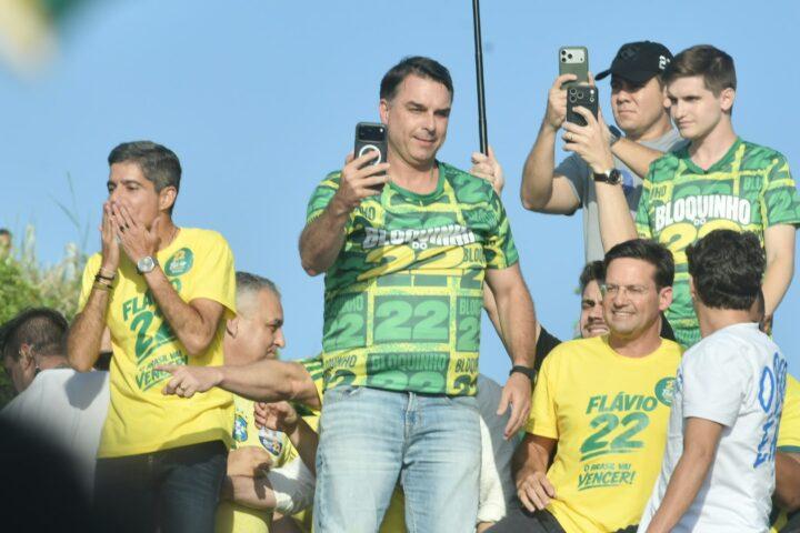 Flávio Bolsonaro e aliados sobem em trio durante ato político na Barra neste sábado (17); veja vídeo