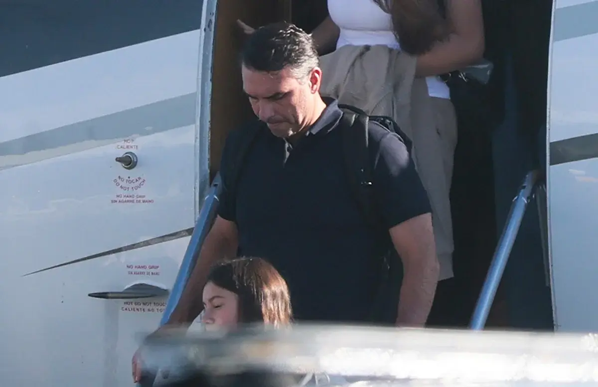 Flávio Bolsonaro e família desembarcam em Miami após fugir do Brasil. 