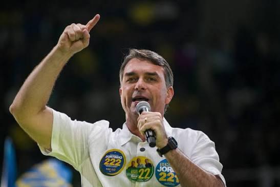 Flávio Bolsonaro foi embora para os EUA. Avião em voo