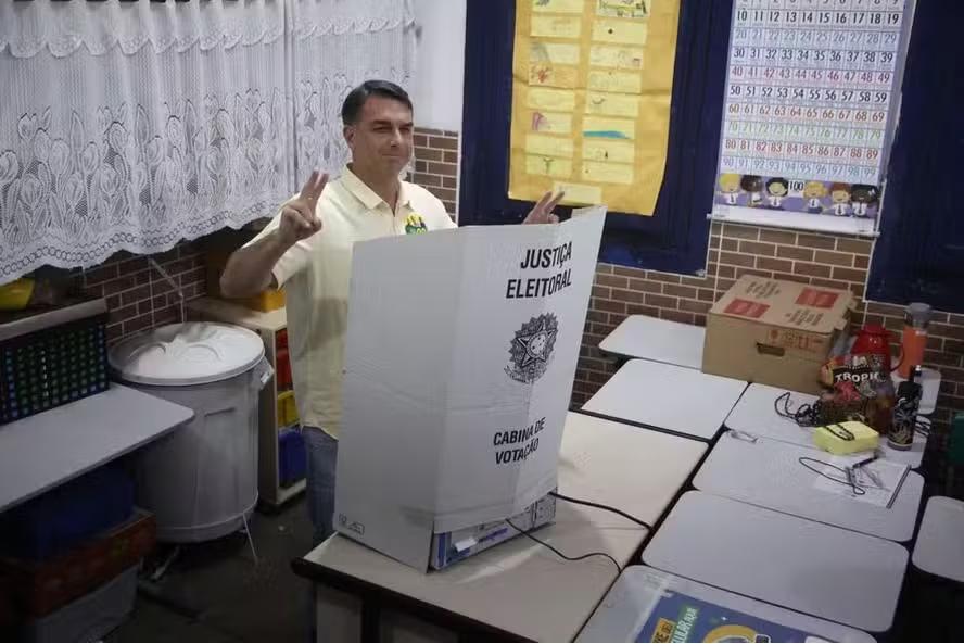 Flávio Bolsonaro vota no Rio acompanhado da família e aliados no 1º turno das eleições