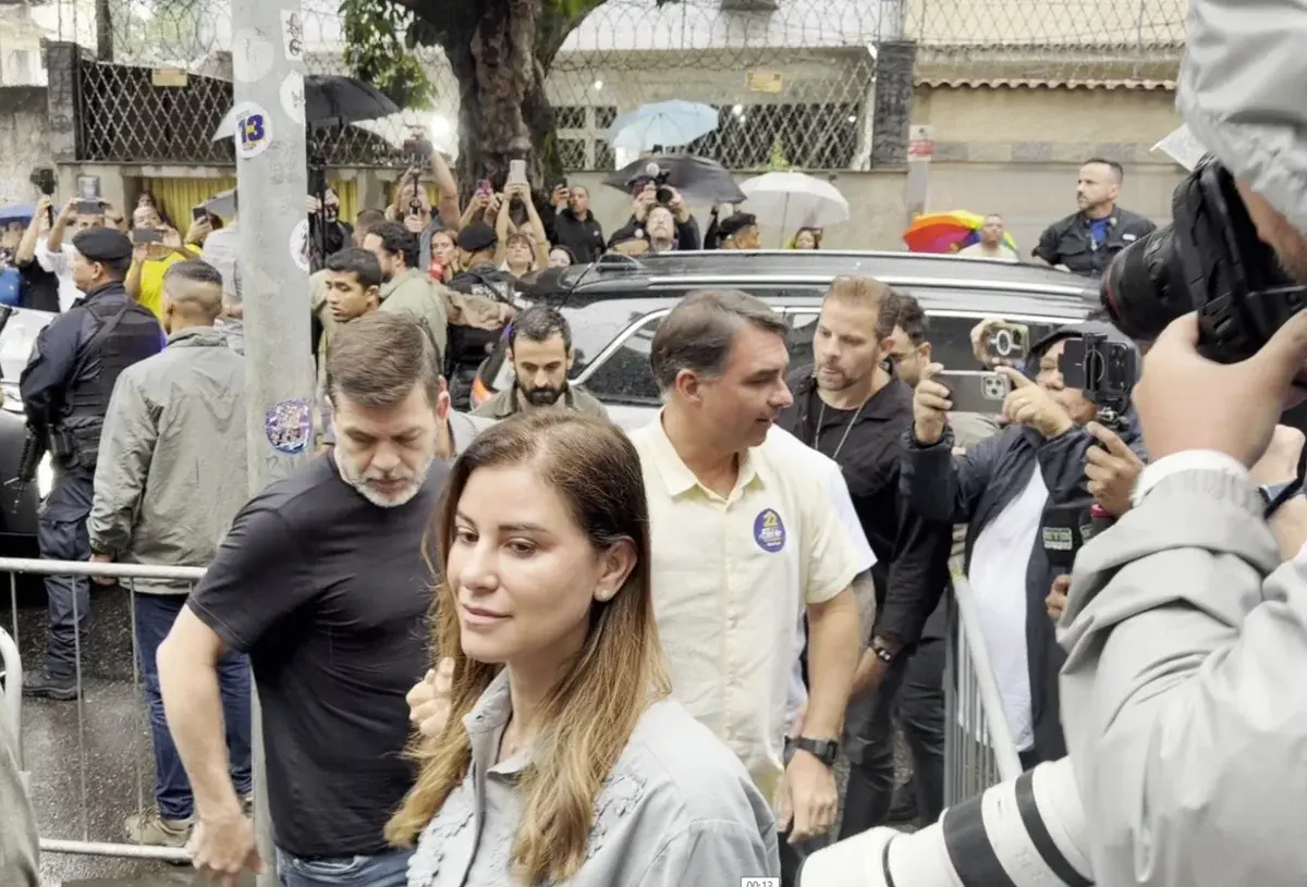 Flávio Bolsonaro vota no Rio e diz: 