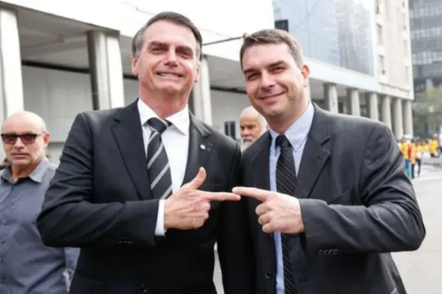 Flávio diz que vai visitar Bolsonaro nesta terça (13), após autorização de Moraes