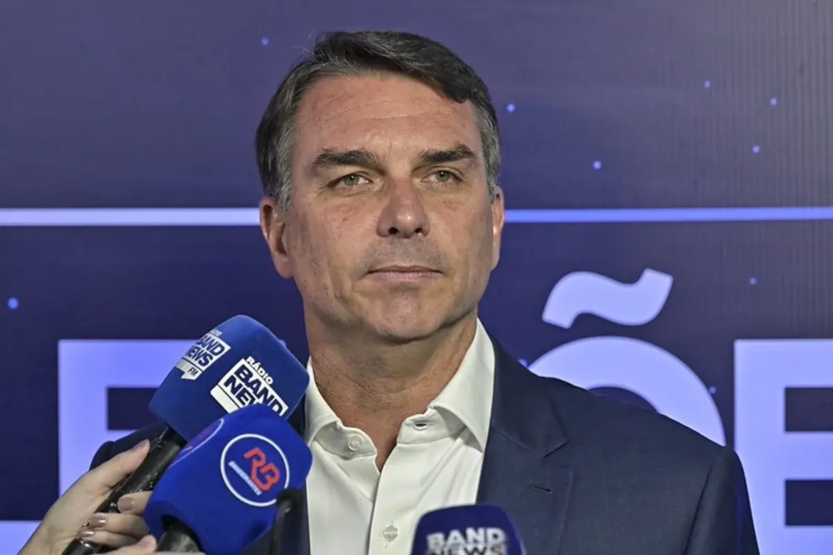 Flávio planeja dar coletiva de imprensa nos EUA para explicar fuga