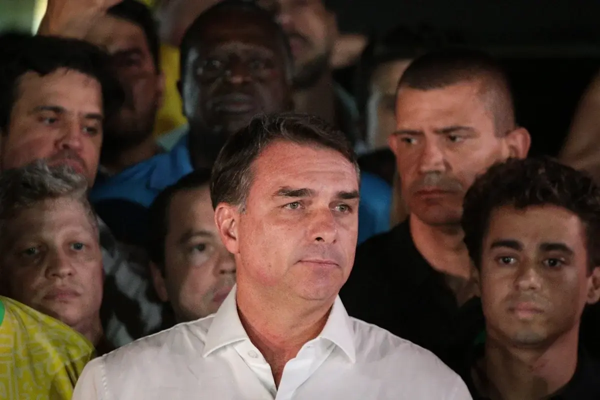 Flávio teria deixado o país rumo aos EUA, diz site argentino; aliados negam