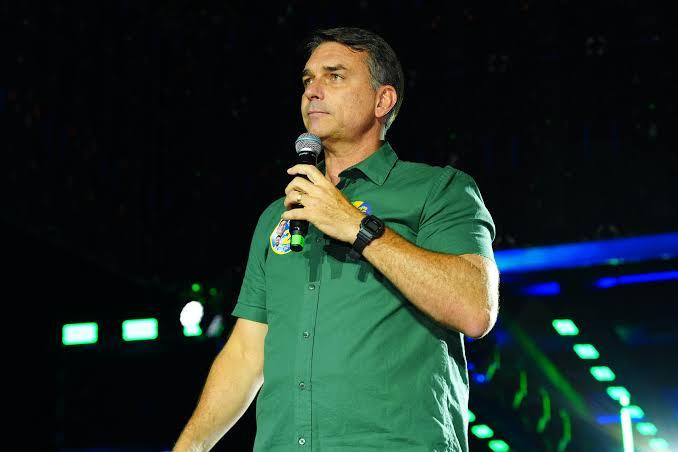 Flávio visita Bolsonaro em dia de tensão por risco de perder passaporte