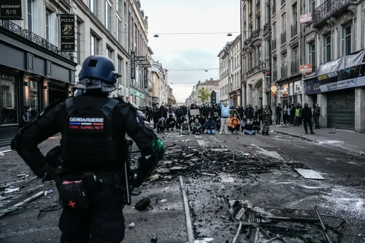 França: ministro da Justiça admite falhas após fim de semana de violência