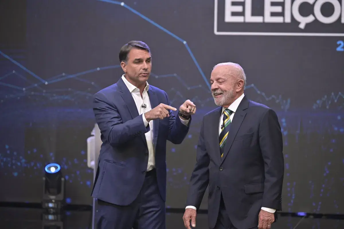 Globo limita espaço de Flávio e Lula no estúdio em último debate; entenda