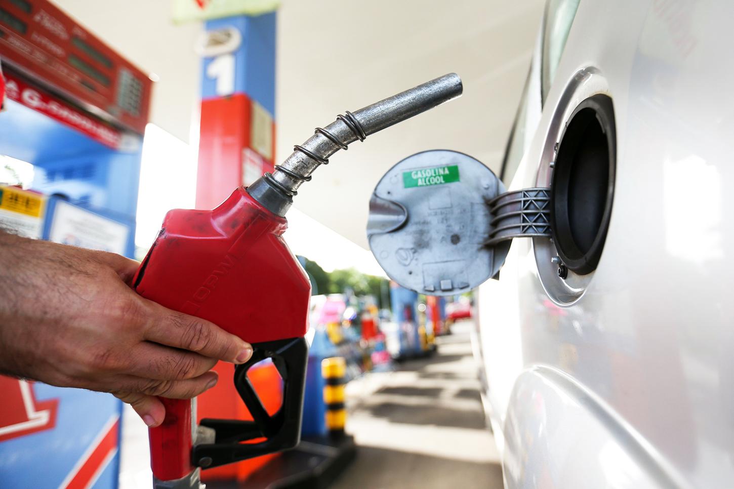 Governo prorroga por um mês subvenção de R$ 2,12 por litro de diesel