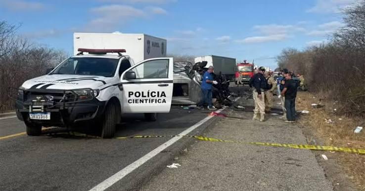 Grave acidente na Paraíba: Van com pacientes em tratamento contra o câncer bate em caminhonete e deixa 6 mortos